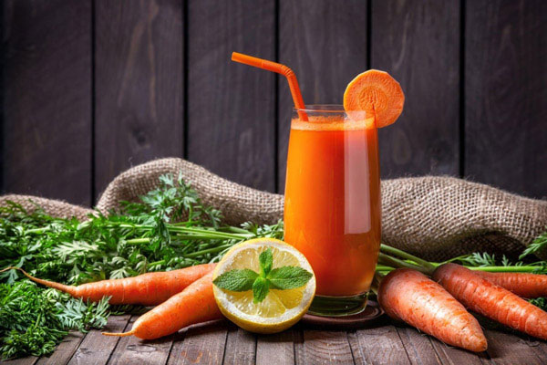 Uống nước ép cà rốt có tác dụng gì