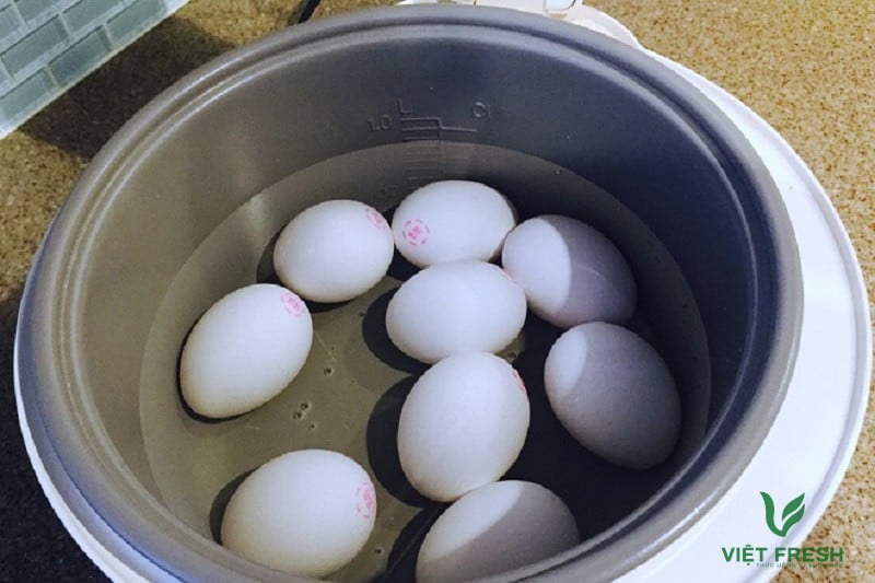 Cách luộc trứng bằng nồi cơm điện