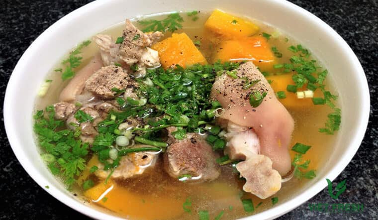 canh bí đỏ hầm xương